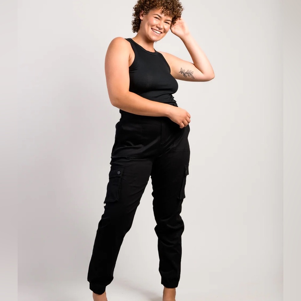 Wondery Isabel 3.0 cargo pants black NWT